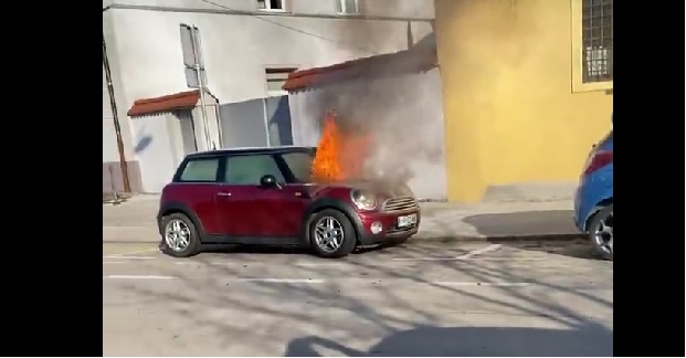 Запаљени ауто кренуо сам од себе, пролазници у чуду: Погледајте несвакидашњу сцену у Љубљани (ВИДЕО)